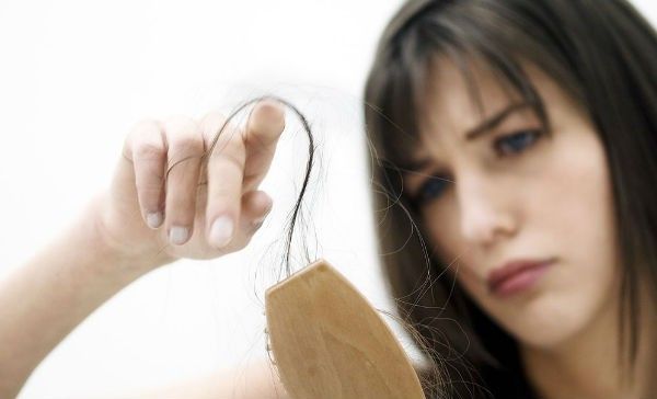 Mir fallen die Haare aus: Was kann ich dagegen machen?