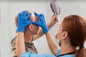Harrtransplantation bei grauem Haar