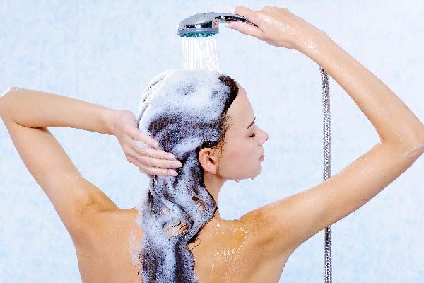Frau mit nasses Haar