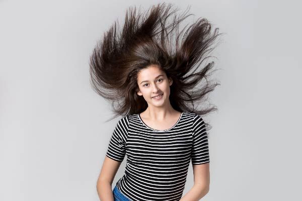 Tipps, um Volumen für feines Haar hinzuzufügen 